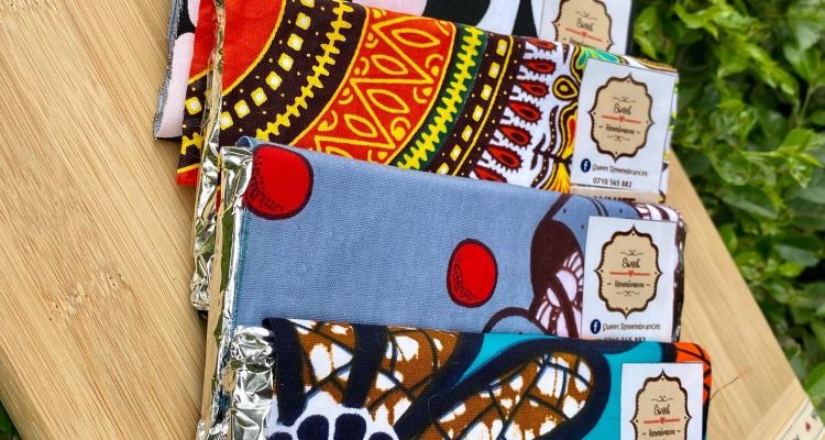 Me + chocolate = together forever. And that’s how it is done check out our unique African prints used to pack our chocolate bars🍫these make unique gifts for all your special occasions 🍫all our materials are recycled 👏#happinessishomemade #homemadechocolates #africanprint #uniquepacking #chocolategifts #supportsmallbusiness #buylocal