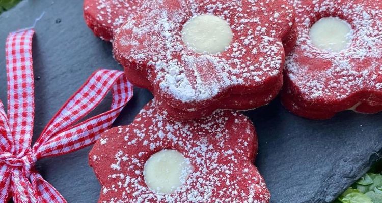 Red Velvet Cookies – These are deliciously soft and chewy, gorgeously red along with a pretty white chocolate chip contrast, and they’re perfectly sweet with hints of vanilla and cocoa flavor. It’s a tempting treat that people of all ages will enjoy! #happinessishomemade #homemadecookies #redvelvetcookie #cookiegifts #supportsmallbusiness #buyhandmade #buylocal