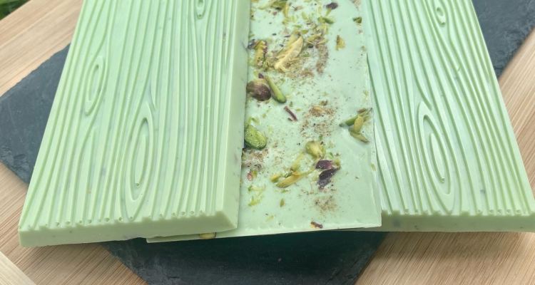 We absolutely love our work 🍫check out our beautiful Diwali themed Pistachio Cardamon chocolate bars 😊 you can find these creations in this years Diwali Hampers #happinessishomemade #homemadechocolate #pistachio#cardamom #diwaligifts #diwalihampers #corporategifts