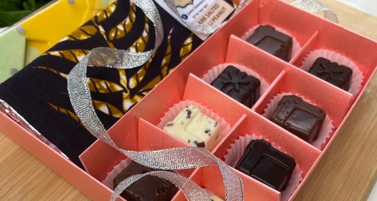 Chocolate Bar gift box handmade chocolates and handcrafted gift boxes available for all your special occasions #weddingfavours #happinessishomemade #photooftheday #buylocal #chocolategifts #supportsmallbusiness #publicity254 #madeinkenya #giftsnairobi #nairobian #favoursandgifts #partyfavours #madewithlove