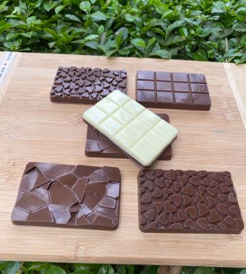 Milk and white chocolate mini bars 🍫perfect for giveaways and hampers 🍫#chocolatebars #giveaways #hampers #milkchocolate #whitechocolate #madeinkenya🇰🇪 #happinessishomemade #buylocal